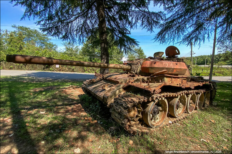 Показываю, как разворотило внутри танк Т-55, в котором взорвался боекомплект (нашел в Абхазии и залез в него)
