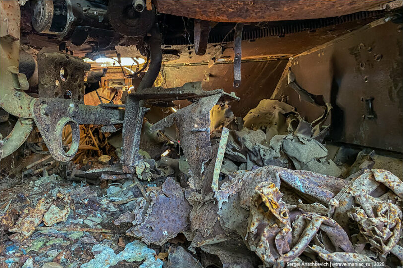 Показываю, как разворотило внутри танк Т-55, в котором взорвался боекомплект (нашел в Абхазии и залез в него)