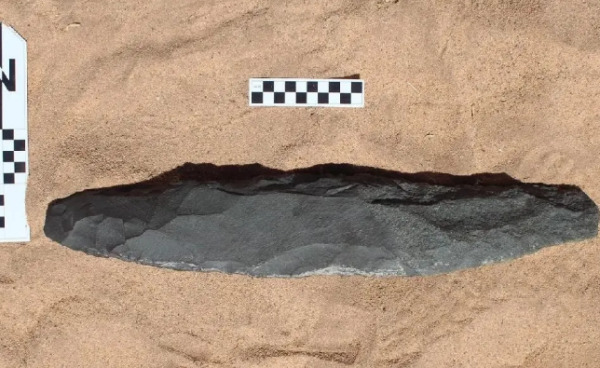 В Аравийской пустыне найден гигантский каменный топор возрастом 200 тыс. лет