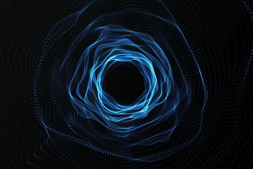 Физики создают рекордный квантовый вихрь для изучения тайн черных дыр